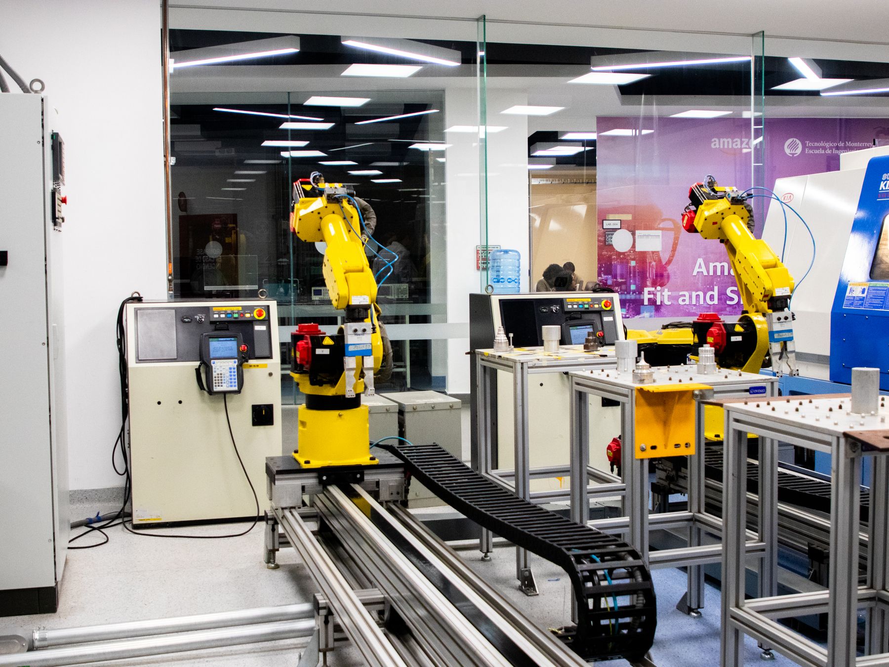 Robot et poste de commande industriels
